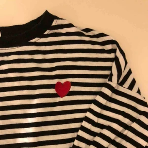  - Långärmad randig tröja från h&m i storlek S men skulle mer säga att den passar en XS. 