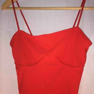  - Såå fint rött linne med en bygel som är en väldigt cool detalj. Inte använt mycket, köpt i våras!