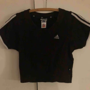  - Vintage adidas crop top från humana. Passar XS-M skulle jag gissa