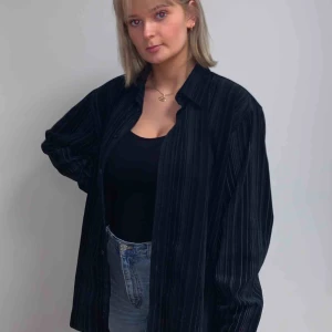  - En unik svartskjorta i manchester tyg med ränder.