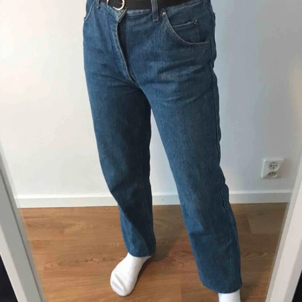 Snygga blåa jeans, säljer pågrund utav att dom är lite korta i min smak (jag är 1,68). Frakt ingår i priset!!💌. Jeans & Byxor.