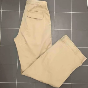  - Supersköna cargo byxor i tjockt bomullstyg. Ficklock bak och sidfickor. Något vidare än raka i benen.