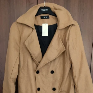  - Ny med lapp kvar, asiatisk XL så M/L.  Tunn jacka  Betalning sker via Swish Hämtas i Sävedalen eller skickas mot fraktkostnad.