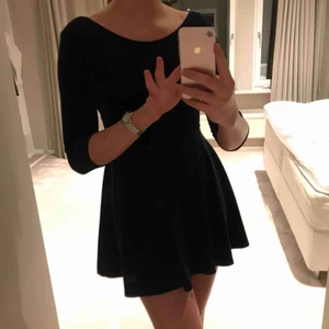  - Brandymellville klänning!! Den är marinblå och i sammet! Djup i ryggen! Använd 1-2 ggr! För kort för mig! Frakt tillkommer på 25kr