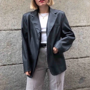 Skinnkavaj  - Snygg oversize kavaj i skinnimitation!! I mycket gott skick.  Är en 46 i herrstorlek och skulle passa både tjejer och killar i storlek beroende på hur man vill att den ska sitta!       Läs om frakt i bio ❤️