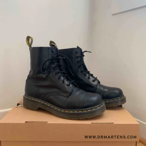  - Säljer mina skitsnygga Dr Martens! Knappt använda och ser nya ut! Säljer på grund av fel storlek. Köparen står för frakt och betalning sker via swish. 💕
