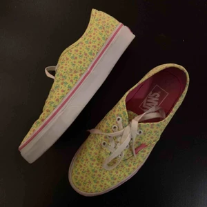  - Helt oanvända Vans. Säljer då dem är lite för stora för mig (jag har strl 36,5). Jääääättefina!  Frakt ca 40kr / kan mötas i Norrköping