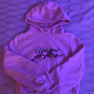  - Ännu en fin hoodie jag säljer pga blivit för liten för mig helt enkelt. Frakt tillkommer och priset går att diskutera:) Den är även bara använd max 2 gånger och säljs inte längre i butik tror jag.