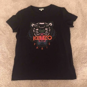  - Vinröd T-shiit ifrån Kenzo. Använd 3 gånger max, super fint skick! 