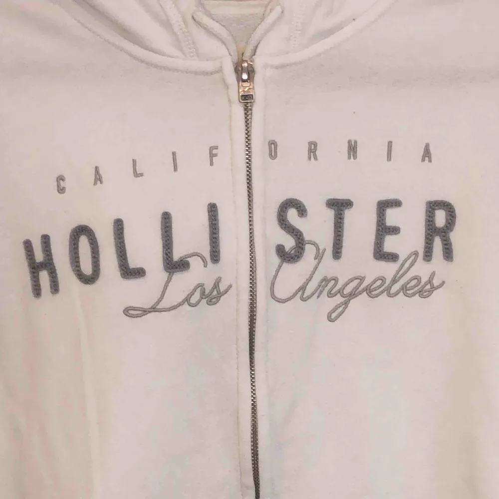 Huvtröja i fint skick från hollister!! Storlek S och använt fåtal gånger!!. Hoodies.