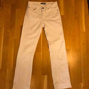 Kolla profilen, garderobsrensning och låga priser!   Filippa K jeans storlek W28L32 enligt lapp. Lite uppsydda men går att sprätta upp. Midjemått: 37cm tvärsöver. Innerbenslängd: 75cm 100% bomull! Köpare betalar frakt, skriv vid samfrakt!