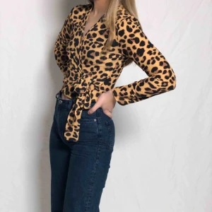  - Leopardmönstrad omlott-topp. Möts i Malmö annars står köparen för frakten. Frakt: 40kr