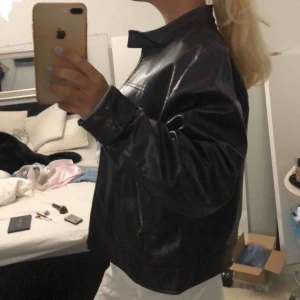  - Fin jacka i ormskinnsmaterial och mönster👌⭐️ säljer då den ej kommer till användning, köparen betalar frakt!