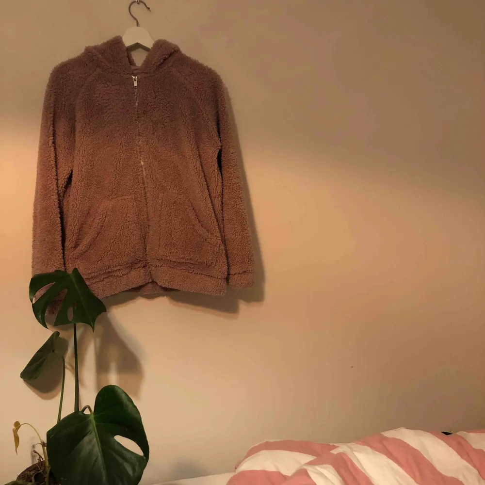 Supermysig teddyfleece från ginatricot i rosa! Säljer pga använder inte, använd typ en gång bara:) Tröjan är i storlek small men funkar även för mindre då den är gosig oavsett<3 Pris kan diskuteras, möts i gbg annars står köparen för frakt!. Tröjor & Koftor.