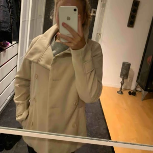  - En snygg, bekväm och varm höstkappa. Passar till alla typer av olika plagg. Använd 4 gånger, säljer pga flytt. Frakt ingår ej i priset.