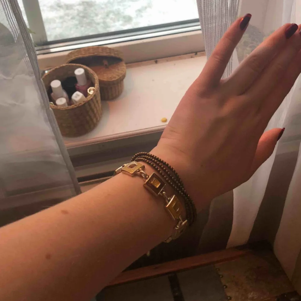 Två fina armband med guld och bruna detaljer. Antingen båda för 30:- eller 15:- st 🥰. Övrigt.