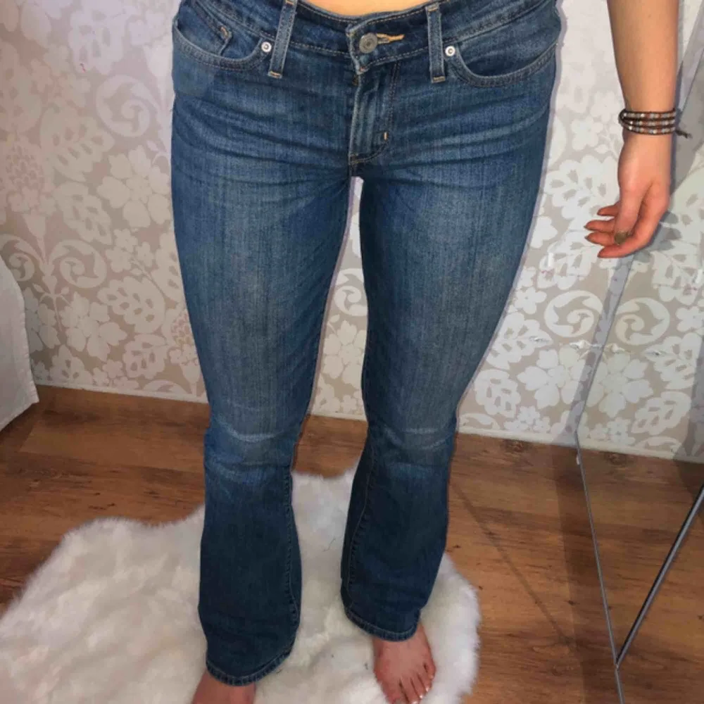 Bootcut jeans från Levis. Låga i midjan och ganska långa för mig som är 167. 27/32. Jeans & Byxor.