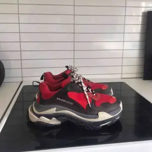 Balenciaga Triple S  Använda men bra skick Storlek 42 men passar 43-44