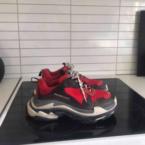  - Balenciaga Triple S  Använda men bra skick Storlek 42 men passar 43-44