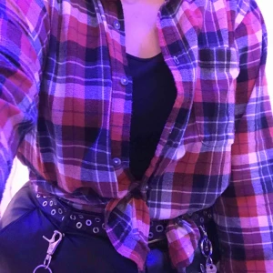  - Snygg skjorta som passar dem flesta oavsett storlek eller stil, sparsamt använd💕