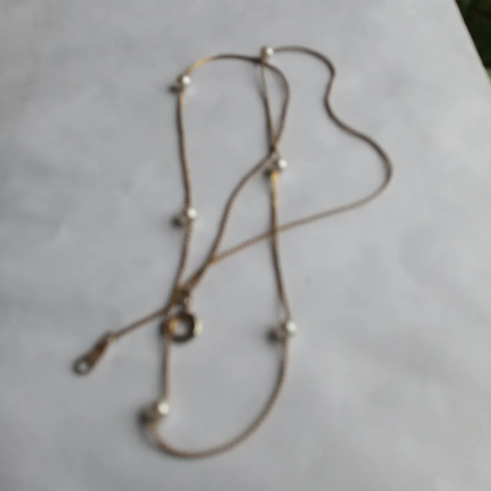 litet fint halsband med silver med små vita pärlor.litet fodral rött som hör till för vara halsband i.. Accessoarer.