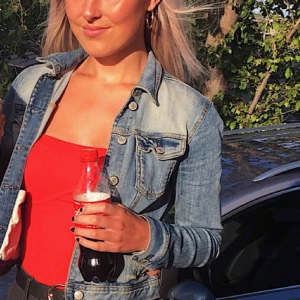  - Fin jeansjacka från Lindex köpt för ett tag sedan. Finns ej att få tag på längre. Väldigt fint skick. Strl 34/XS.