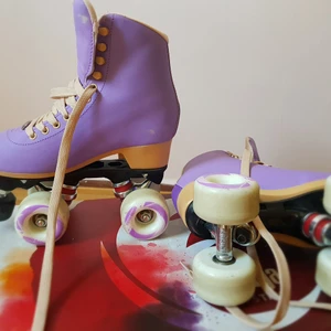 80s rollerakates pastel purple - Pastel Rullskidor använda 2 gånger super sköna och super fina storlek 36 original pris 1000kr💕