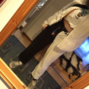 Black n white byxor - Tja! Säljer nu mina svartvita jeans  eftersom de inte längre kmr till använding✨ Egengjorda och sitter as snyggt💞passar till fett många outfits🦋