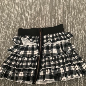 As söt kjol!! - Kjol från Kappahl!! As snygg men använder inte. Man kan ha dragkedjan där bak också, lika snyggt hursom!! Barnstorlek 146/152 men passar både Xs och S