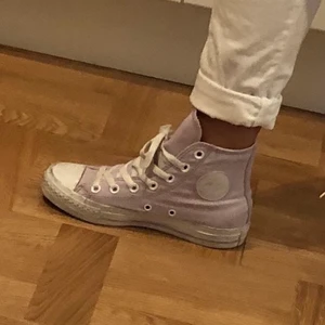 Converse höga syrenfärgade  - Syrenfärgade höga Converse str 35 Mkt fint skick 