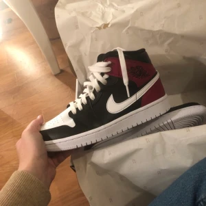 Jordan 1 mids - Säljer mina jordan 1 mids för att jag aldrig använder de så de är fortfarande i ett bra skick, frakt kostar om du nt bor i skåne:)