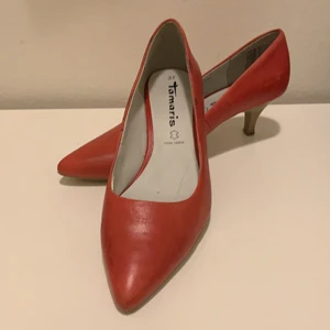 Red kitten heel pumps size 37 - Cute red pumps from Tamaris. Can meet up in Stockholm 🌻