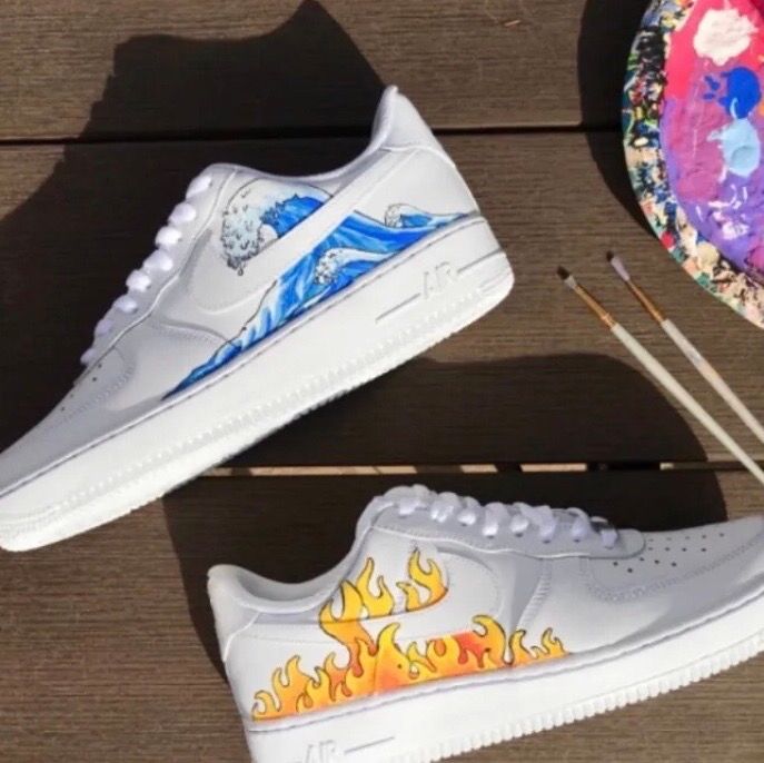 Jag har börjat måla på skor och har nu bestämt mig för att göra custom made åt er💖 Om det är ett mönster som ni vill ha på era skor är det bara att skicka skorna till mig eller om ni vill ha nya skor, nya skor brukar oftas gå på runt 799kr💕 Lånade bilder!. Skor.