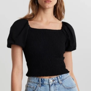 Topp från Gina  - Säljer denna asfina topp från Gina tricot 🤍 använd fåtal gånger, alltså är den i nyskick! Storlek M, men jag är en S och den passar perfekt