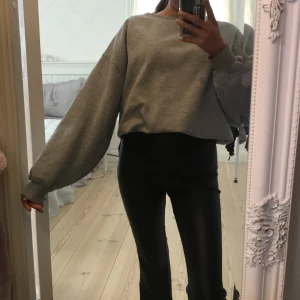 Sweatshirt från Madlady  - Sweatshirt från Madlady med ballong ärmar. Den är i storlek M oversize. 100 + frakt, kan mötas upp i Stockholm.🥰