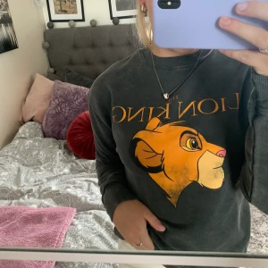 Tjocktröja med lejon kungen  - Lejon kungen tryck 🦁 aldrig använd förutom på bilderna! Frakt ingår 📦 från Zara!