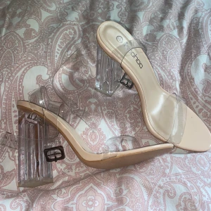 Transparenta klackar  - Klackskor med transparent blockklack. Klackhöjd 10cm