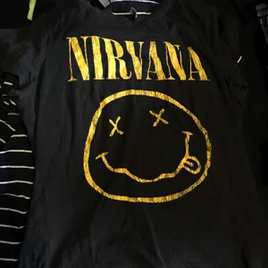 Nirvana tshirt - Gratis frakt! Kortärmad croptshirt med nirvana smiley o text stl xs  använt fåtal ggr