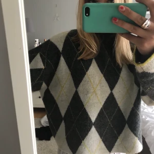 Stickad tröja - Säljer min stickade tröja, sjukt mysig och perfekt på kvällarna eller till hösten