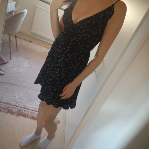 Prickig klänning  - Sommarklänning från H&M. Frakt 11 kr. 