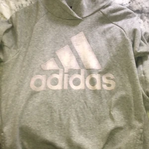 Addias hoodie med luva - Jag tänker sälja min addias hoodie som är använd 2 gånger totalt 