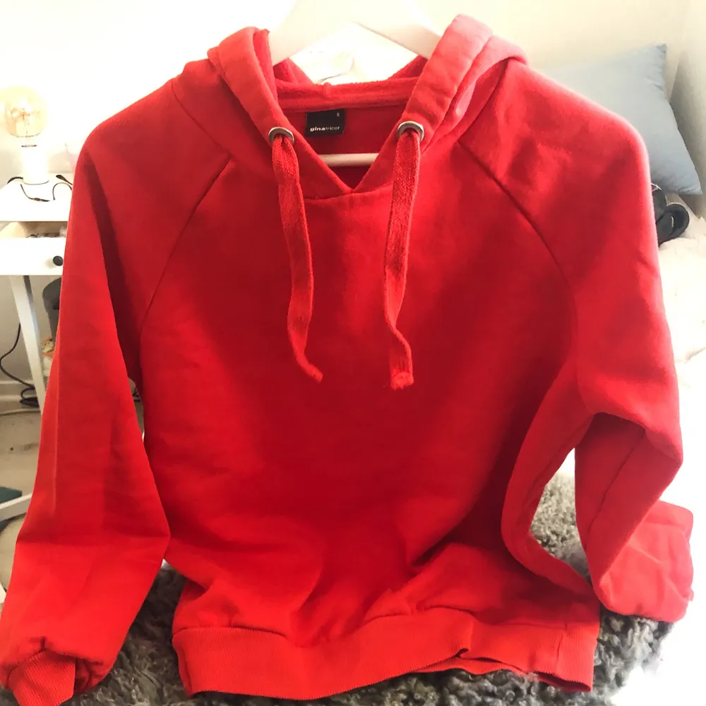Fin hoodie, men som tyvärr inte kommer till användning längre då det inte riktigt är min stil. Startbud 66kr + frakt. Hoodies.