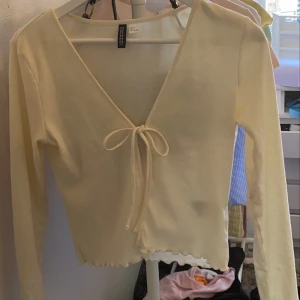 fin slutsåld kofta - fin slutsåld kofta från hm💞💞 bud från 100kr💞 bud ligger på 110kr!