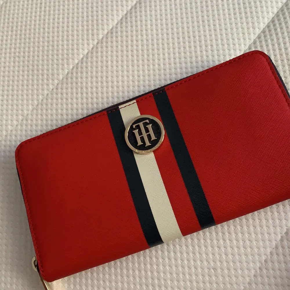 Säljer nu ett jättefint Tommy Hilfiger plånbok. Den är helt ny, och helt oanvänt. Säljer pga det inte riktigt är min stil. Och jag hoppas verkligen att den kommer hitta ett bättre hem hos någon annan. Pm för mer! :). Accessoarer.