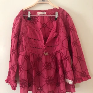 Söt rosa blus från Odd Molly - Blus från Odd Molly i storlek 0 (XXS-XS)💞. Vid köp står köparen för frakt eller så möts vi upp i kvarnby. 