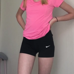 Rosa tränings t-shirt 💗 - Lång tränings t-shirt köpt på H&M för flera år sedan oc sedan dess väl använd (därav priset), men i bra skick 💗 Säljer pga att jag inte behöver den. Kommer ej ihåg vad den kostat från början. Frakt tillkommer 💗