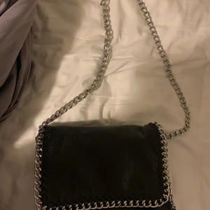 Väska - Säljer min axelväska från Tiamo pga jag inte använder den längre, köptes på svaret för ca 600 kr säljer nu för 200 inklusive frakt💕💕