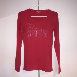 Långärmad t-shirt - Guess Långärmad tshirt. Storleken är M men passar också som S. Material bomull.