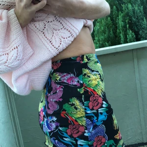 En cool 90 tals kjol  - En kort skit snygg kjol med mönster 