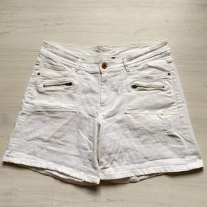 Lite längre modell på vita jeansshorts från KappAhl:) Fickor fram och bak. Frakt: 45kr